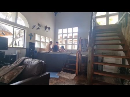 Whirlpool, drei Mädchen, ein Mann, Orgie, umgekehrter Gangbang, interracial 