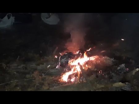 vecina en el bosque junto al fuego se masturba y habla sucio 