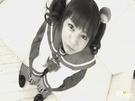 chica universitaria japonesa cachonda se pone traviesa y muestra su coño afeitado 