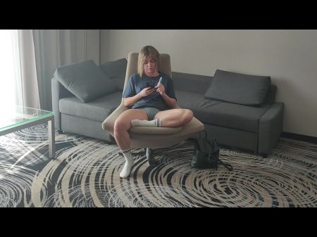 当客房服务来的时候我手淫，他看着然后粗鲁地操我，给我一个凌乱的面部护理 