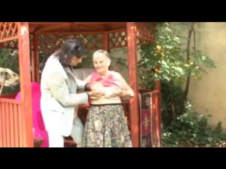 Oma im Garten 