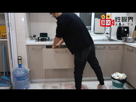 胖乎乎的亚洲女孩发现你盯着她看，让你操她 