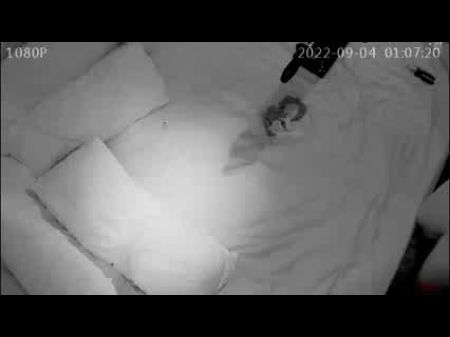 Milf Fickt Beide Löcher Mit Einem Dicken 10-zoll-dildo Und Durchnässt Ihr Bett 