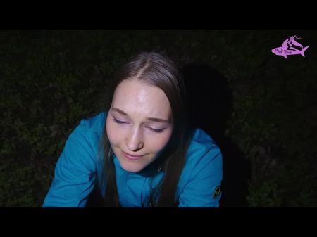 hermosa niña se perdió en el bosque y le mostré el camino, pero a cambio... 