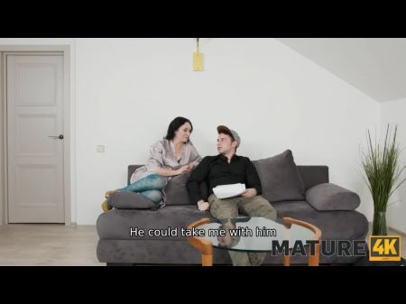 Reife4k. Mann Ist Sehr Verärgert, Aber Stiefmutter Muntert Ihn Auf 