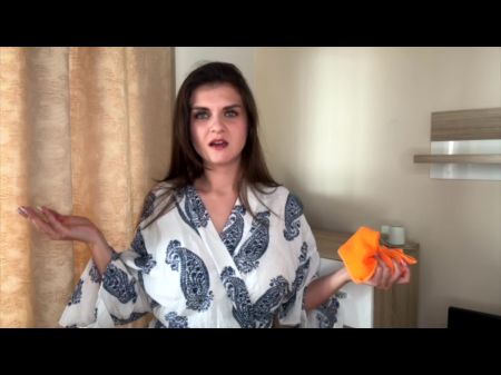 زوجة الأب مع الديك السمين تجعل ربيب لعق حلماتها الحليبية 