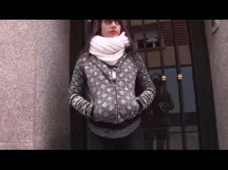 الشباب لويكا حريصة على ممارسة الجنس مع الرجال الأكبر سنا 