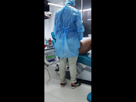 年轻的拉丁荡妇操她的牙医，给他一个大口交并骑乘哥伦比亚 
