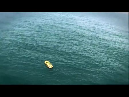 在海中央的小艇上疯狂操