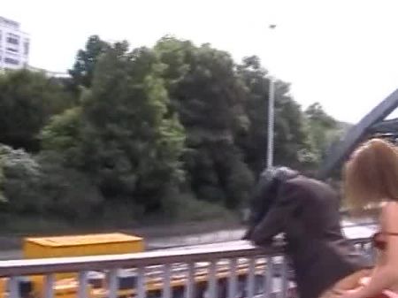 dos chicas alemanas traviesas jugando con sus juguetes sexuales en público 