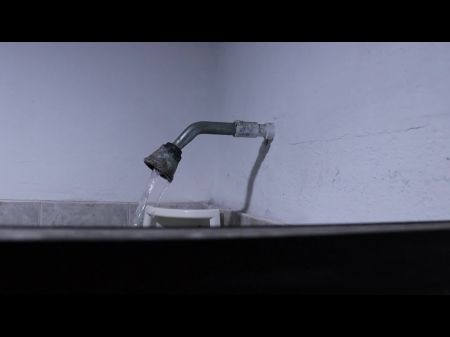我看着继妹在浴室里洗澡。 