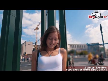 في سن المراهقة النحيف 18 عامًا مع بزاز صغيرة في موعد اللعنة الألماني 