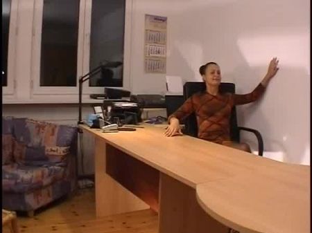 Diese Kleine Huebsche Fickmaus Uebernimmt Noch Bueroarbeiten 