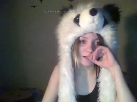 Mädchen kommuniziert im Chat und fickt ihre Muschi 