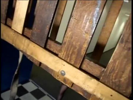 dos tíos follan y facializan a una zorra con tetas turgentes en la habitación 
