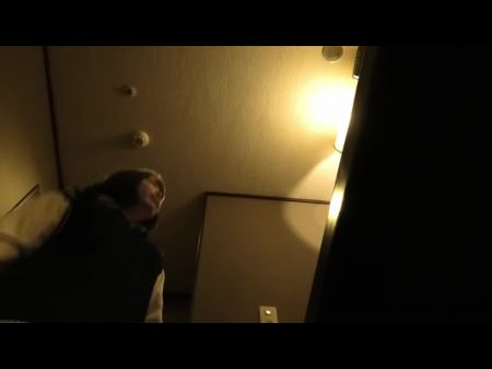 他妈的视频博客第 93 期：年轻的巨乳女孩越来越喜欢性，并鼓励她的伴侣在没有橡胶的情况下做爱第 1 部分 