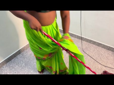 فتاة لطيفة تنظف المنزل وتظهر بزازها. 