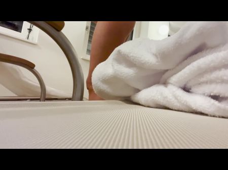 masturbación arriesgada en la sauna del hotel (pov + joi) 