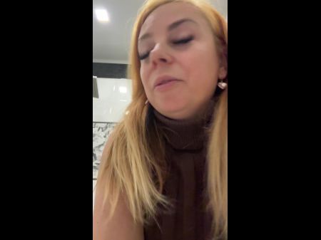 me masturbo en el baño y acaricio y mojo mi cuerpo luego chorreo mucho jugo de coño y gimo xxx 