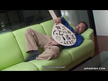 Die japanische Hausfrau Miwa Nishiki von nebenan gibt orale Befriedigung. 