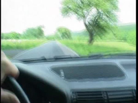 Heißes blondes Teenie hat zum ersten Mal einen Schwanz in der Hand und Sperma im Gesicht 