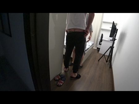 作弊。当她丈夫在厨房时，妻子操她最好的朋友。真实