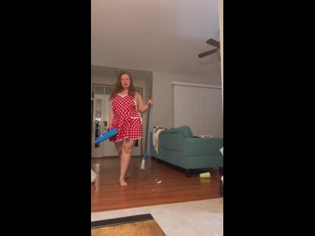 Plumper Mummy Cleans And Lap Dances On Livestream