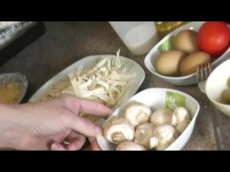 Esposa MILF continúa cocinando desnuda sin bragas y sostén en medias y tacones altos. coño clítoris. culo. tetas naturales. fetiche. solo MILF 