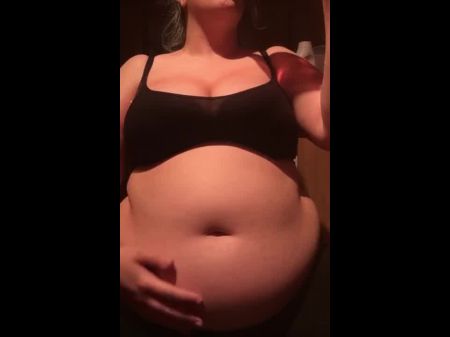 Übergewichtiges Mädchen trinkt Unmengen und bekommt einen riesigen Bauch 