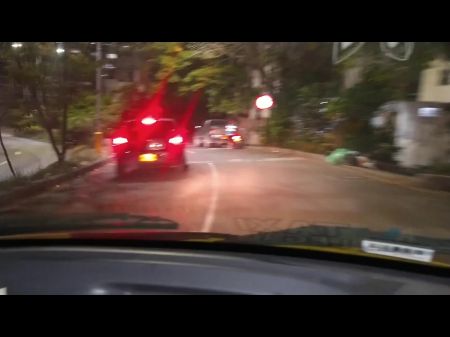 Nacktes Flashen machen und nackt durch die Straßen laufen, bevor sie draußen auf der Straße ficken 
