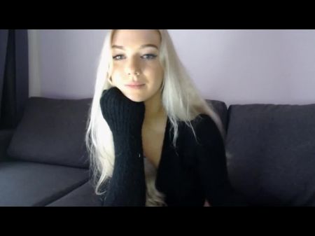 rubia deslumbrante muestra sus encantos 