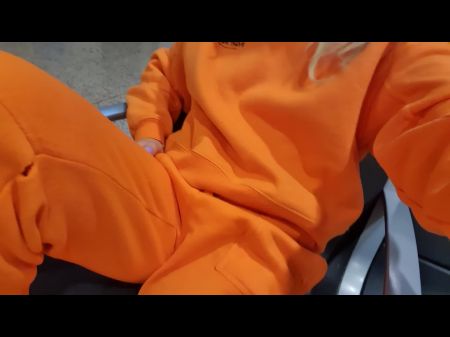 她已经等不及在机场厕所里危险自慰了女性自慰