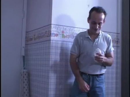 hombre sucio huele las bragas de la nena mientras se masturba 