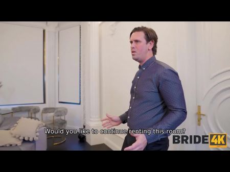 Bride4k. العروس تنشر ساقيها أمام مدير حفل الزفاف للحصول على بعض المساعدة 