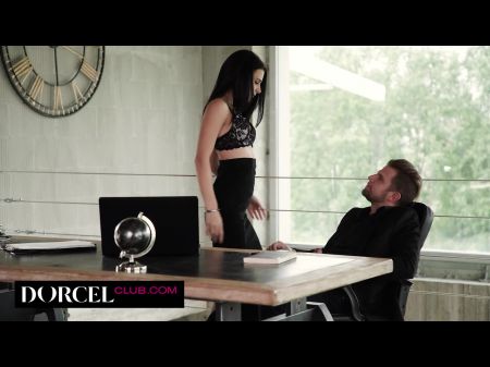 la secretaria caliente cuida bien a su jefe 