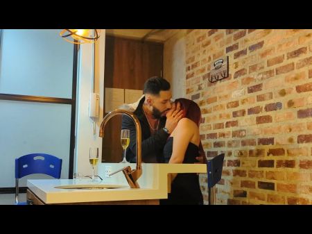 Johnny conheceu uma ruiva deliciosa, que levou para sua casa para tomar uma taça de vinho. 