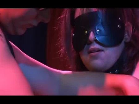 Eine maskierte deutsche Hure wird bei diesem Hardcore-BDSM-Gangbang ruiniert 
