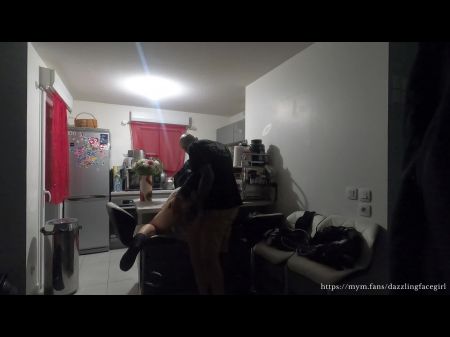 我和妻子最好的朋友参加完聚会回家，在操了她之后给了她一个大面部护理 