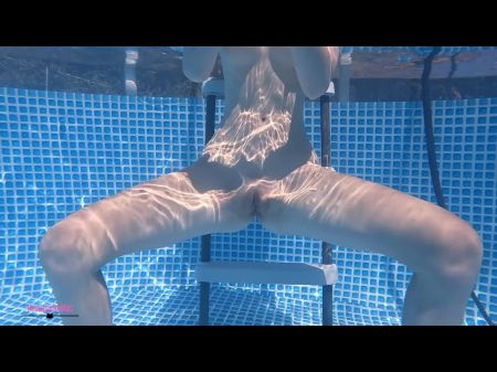 nadando en el agua 
