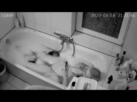 凸轮在淋浴时捕捉到熟女，然后在浴缸中捕捉到美国