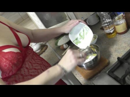 性感熟女继续在厨房裸体做饭，没有内裤和胸罩，穿着红色透明睡衣。天然大奶。大屁股 