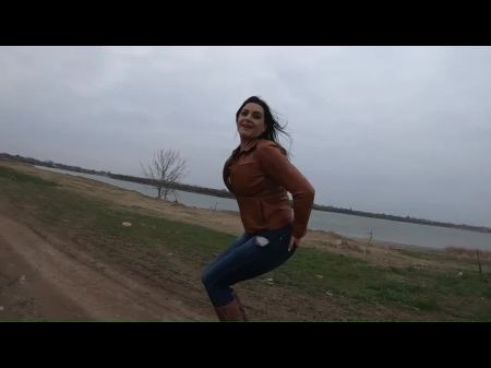 hermosa chica de azúcar con jeans ajustados provocando un mega orgasmo en la bañera en casa mientras fuma 