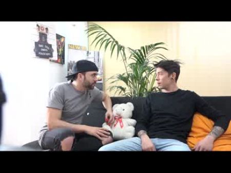 独自一人一起看色情片。实验