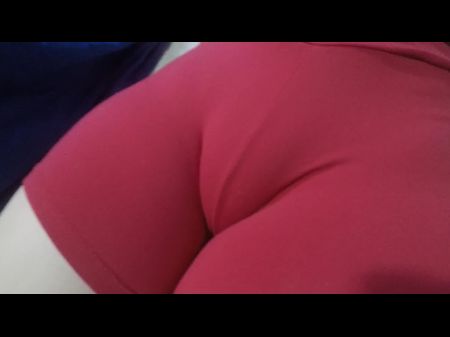كس ضيق في سن المراهقة في طماق قصيرة مع مجموعة كبيرة للضغط. 