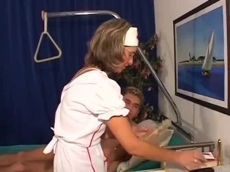 Eine reife deutsche Krankenschwester wird von ihrem Patienten ruiniert 