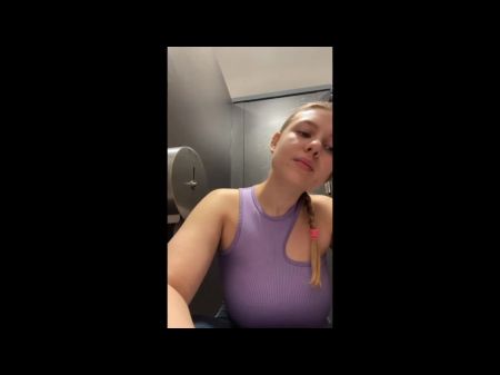 masturbarse en público con un gran consolador y un apretado coño 