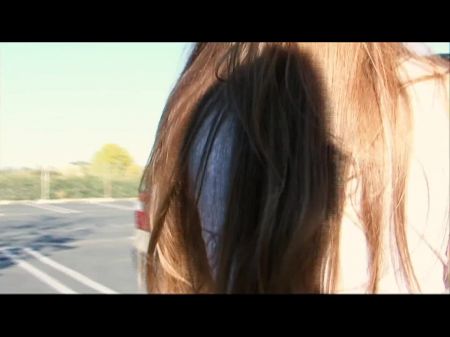 在这个家伙将精液擦在 Ashlyn Rae 的屁股上后，Ashlyn Rae 需要洗个澡 
