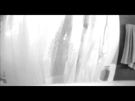 pillada en el baño masturbándose 
