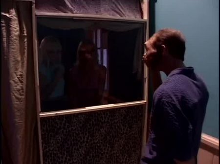 Sexy Blondine und geiler Kerl gehen in den Luna Park und kommen nach Hause, um zu ficken 