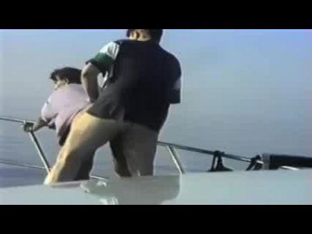 الجنس الهواة مع التبول على متن يخت 